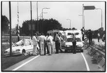 351518 Afbeelding van de hulpverleners na een dodelijke aanrijding tussen een auto en een fiets op de Provincialeweg ...
